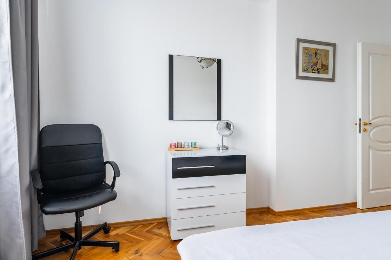 Vitosha Str 2Bd White & Blue Apt By Flat Mаnager Sofia Ngoại thất bức ảnh